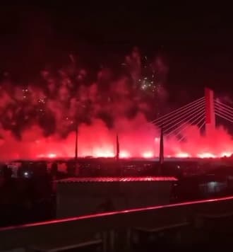Warga Bandung Berkumpul di Jembatan Pasupati Rayakan Hari Ulang Tahun Persib