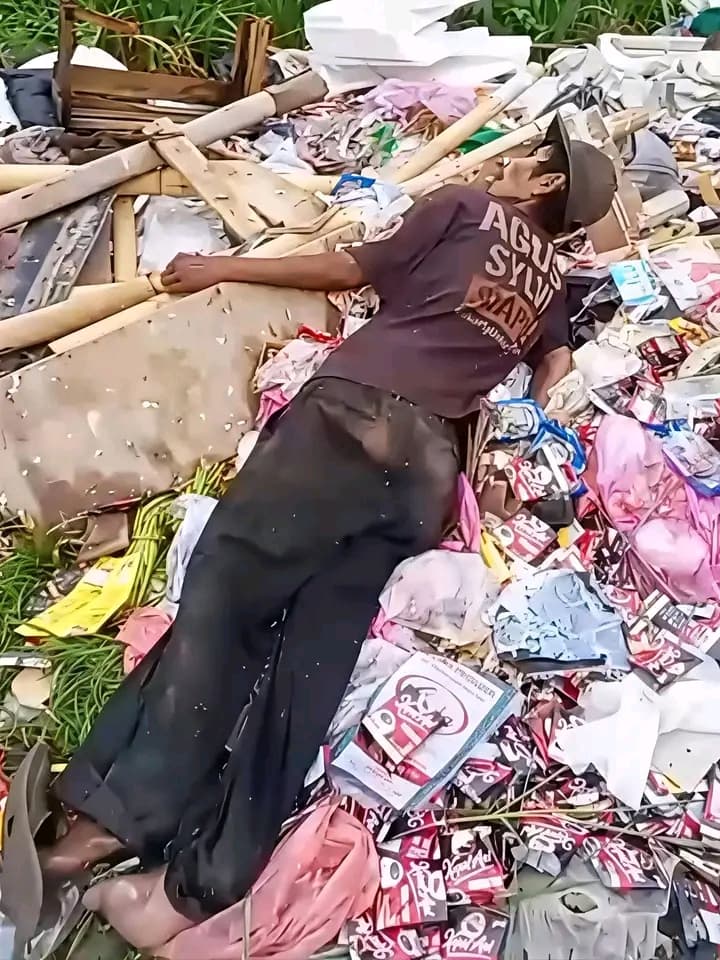 Warga Dikejutkan Penemuan Jasad di Gundukan Sampah, Diduga Meninggal Karena Kelaparan