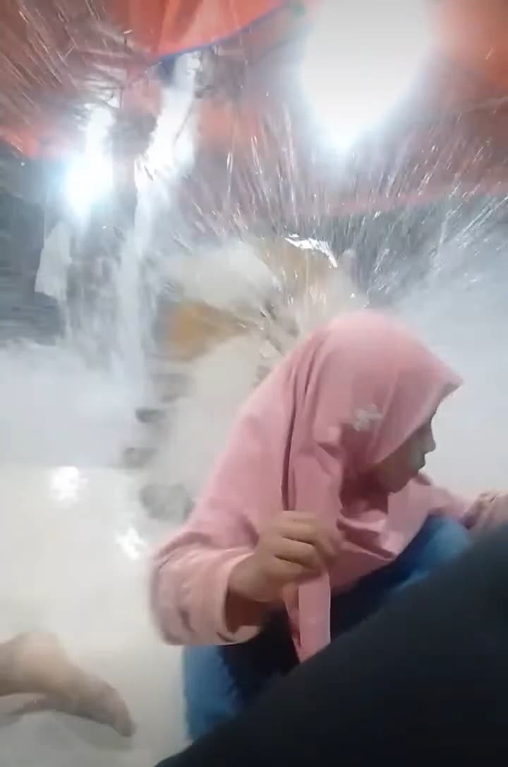 Niat Benahi Genangan Air di Atas Tenda, Pria Ini Malah Guyur Anak-Anak Hingga Teriak Histeris