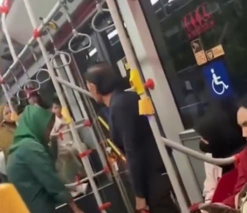 Viral Lagi! Ibu yang Ribut di Eskalator Kini Bikin Keributan di Bus TransJakarta