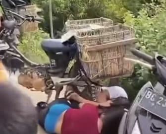 Dua Wanita Diduga Berebut Pria, Terlibat Cekcok hingga Saling Tarik Rambut