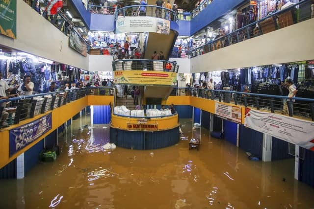Pasar Cipulir Terendam Banjir, Pedagang Gagal Raup Untung Jelang Lebaran